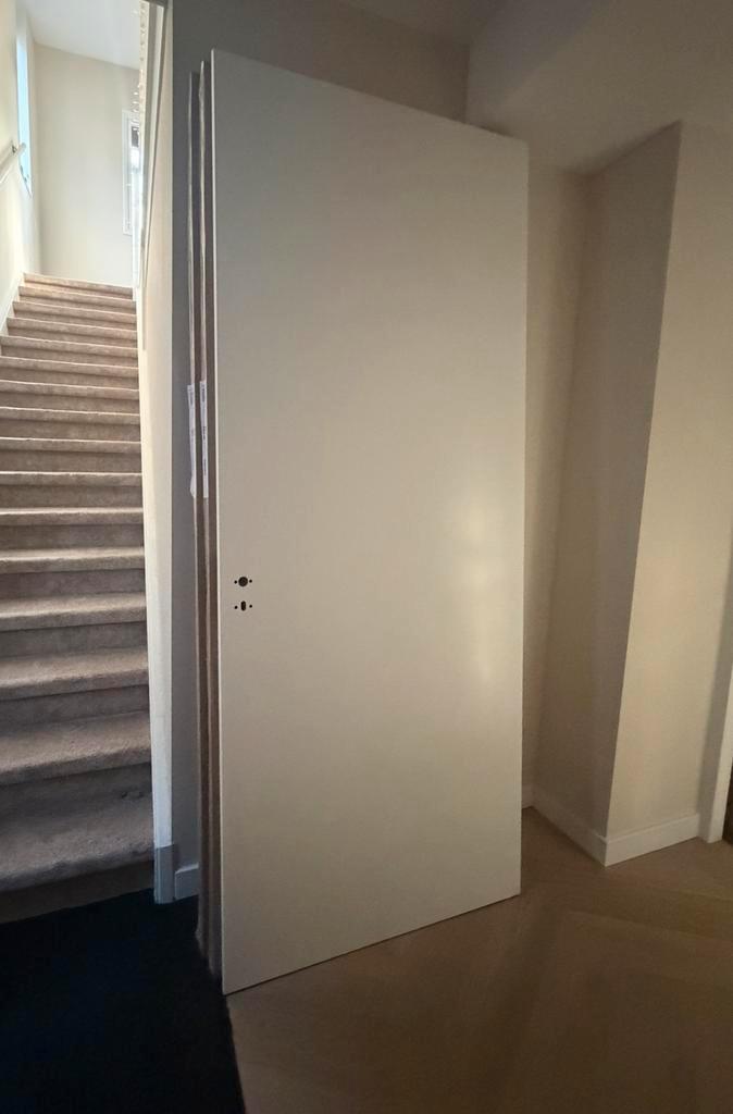 2x nieuwe Svedex opdekdeur rechtsdraaiend 93x231,5 - RAL9016, Doe-het-zelf en Verbouw, Deuren en Horren, Zo goed als nieuw, Binnendeur