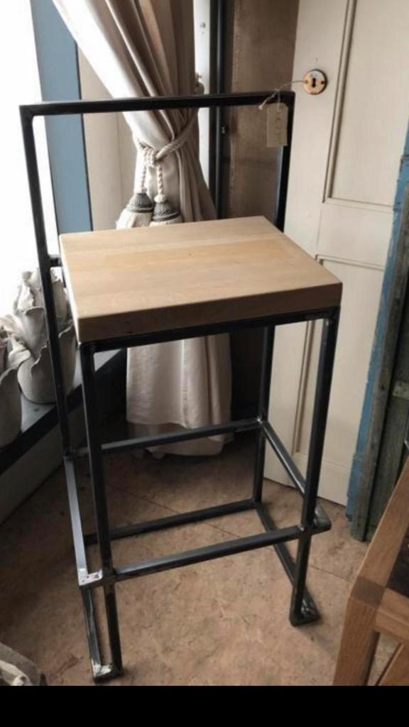 Industriële barkruk met eiken zitting - Maatwerk, Huis en Inrichting, Barkrukken, Gebruikt, 60 tot 90 cm, Metaal, 1 kruk, Met voetsteun