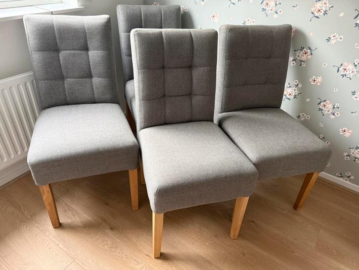 4 Eetkamerstoelen - Taupe - Woood Tijmen, Huis en Inrichting, Stoelen, Zo goed als nieuw, Vier, Hout, Stof, Grijs, Ophalen
