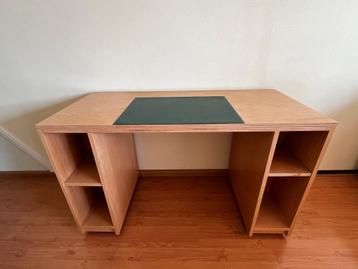 Strak bureau op wielen beschikbaar voor biedingen