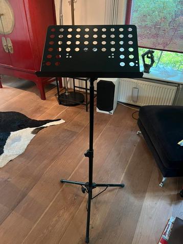 Innox ISA 01 MKII muziekstandaard met geperforeerd blad beschikbaar voor biedingen
