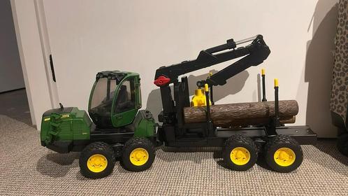 Bruder John Deere 1210E bosbouwtractor met boomstammen, Kinderen en Baby's, Speelgoed | Speelgoedvoertuigen, Zo goed als nieuw