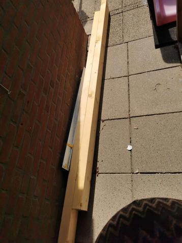 4  houten balken beschikbaar voor biedingen
