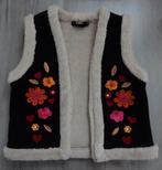 Nieuwe zwarte gilet met bloemen borduursel maat 134 140, Ter stal, Meisje, Trui of Vest, Nieuw