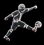 Voetbalspeler met bal aan voet- speld, Verzenden, Nieuw, Sport, Speldje of Pin