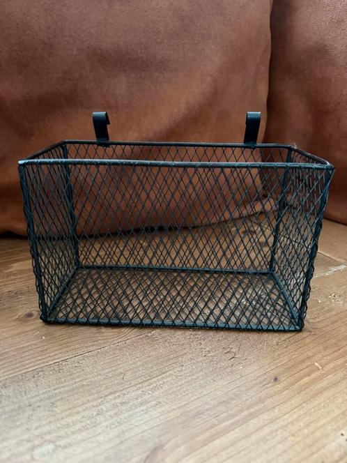 Opberg mandje van metaal., Huis en Inrichting, Woonaccessoires | Schalen en Manden, Zo goed als nieuw, Mand, Rechthoekig, Overige materialen