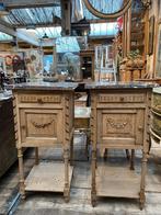 Twee Frans eiken kastjes nachtkastjes met marmer