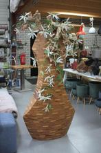 Aparte grote hoge bloempot hout met kunstplanten en bloemen