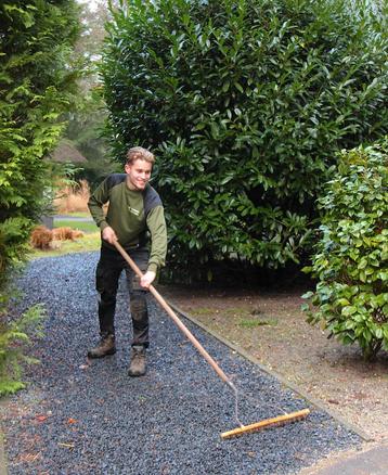 Beschikbaar voor tuinonderhoud en aanleg. beschikbaar voor biedingen