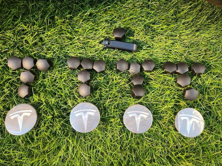 Tesla Model 3 18 inch complete zomer set  235 45 18 4mm 7mm, Auto-onderdelen, Overige Auto-onderdelen, Overige automerken, Gebruikt