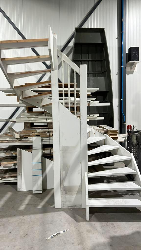 Halfslag trap 2900 hoog dicht links en rechts liggen, Doe-het-zelf en Verbouw, Ladders en Trappen, Zo goed als nieuw, 2 tot 4 meter