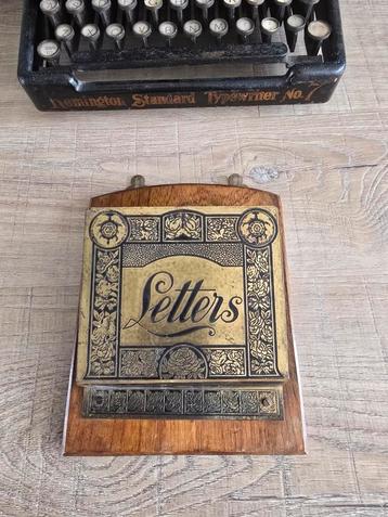 Antieke Wand-Briefhouder " LETTERS" van Hout & Messing €12,5 beschikbaar voor biedingen