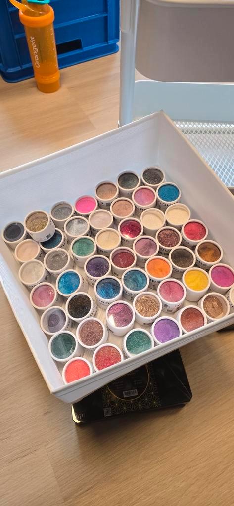 Yours Cosmetics glitters 50 stuks, Sieraden, Tassen en Uiterlijk, Uiterlijk | Cosmetica en Make-up, Zo goed als nieuw, Toebehoren