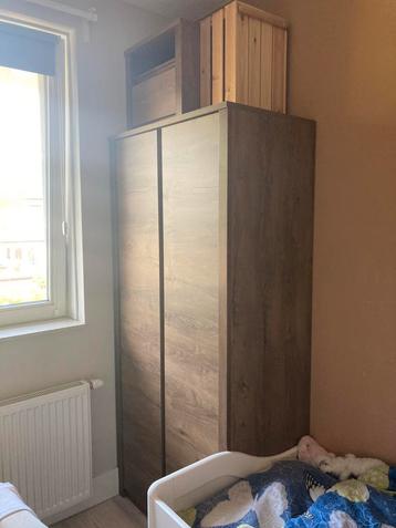 Mooie houten kledingkast + nachtkast
