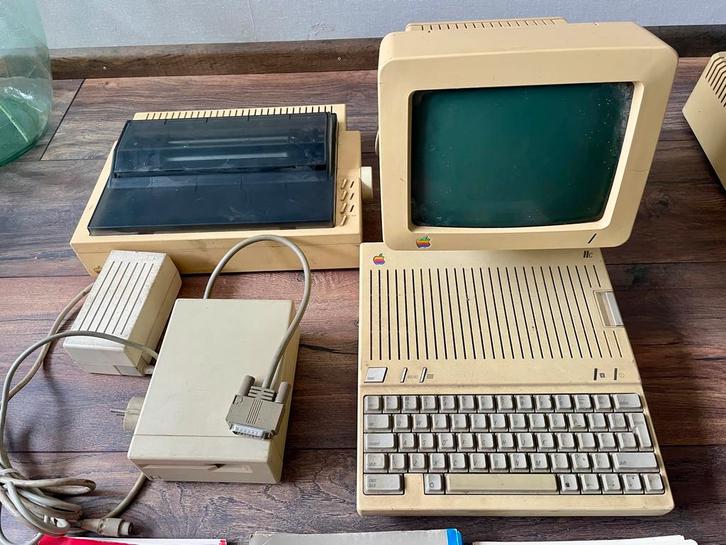 Apple IIc Vintage Computer met Printer, Scherm en Disk units, Computers en Software, Vintage Computers, Ophalen of Verzenden