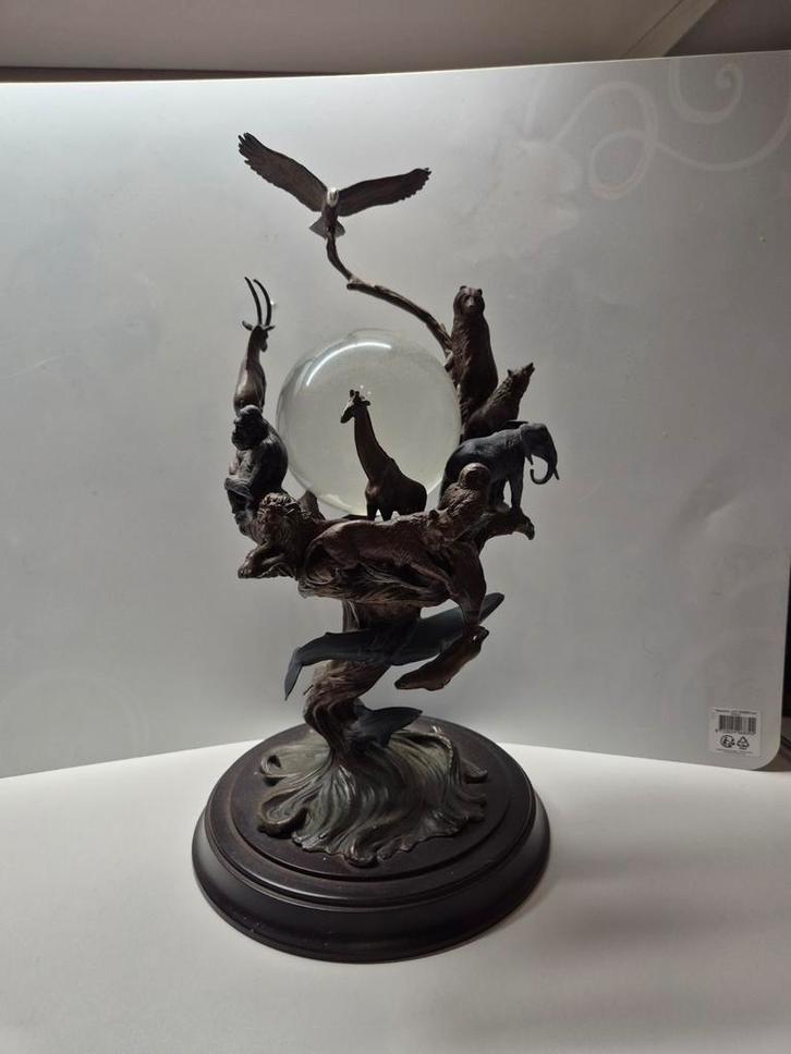 Uniek dierenbeeld met glazen bol, Antiek en Kunst, Kunst | Beelden en Houtsnijwerken, Ophalen of Verzenden