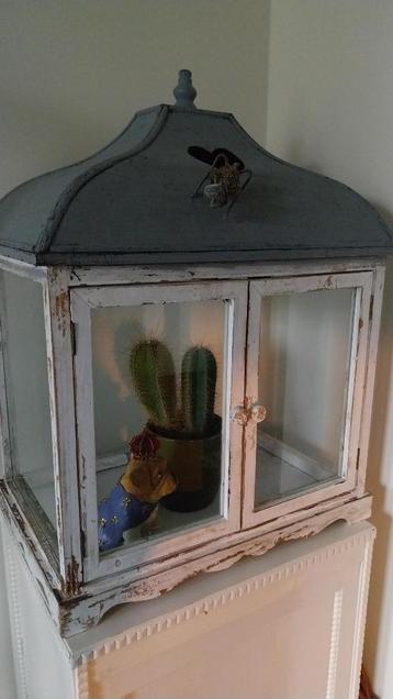 Minikasje voor planten beschikbaar voor biedingen