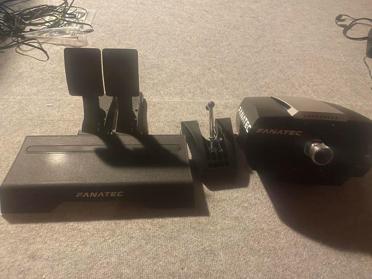 Volledige fanatec set wheelbase pedals en stuur, Spelcomputers en Games, Spelcomputers | Overige, Zo goed als nieuw, Ophalen of Verzenden