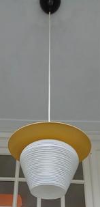 vintage, jaren 50 / 60 hanglampje, bewerkt glas met gele kap, Ophalen of Verzenden, Gebruikt, Glas, Vintage