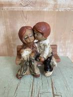 Romantisch vintage beeldje. Verliefd op een bankje, Ophalen, Zo goed als nieuw, Mens