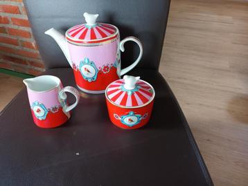 Grote theepot  met .melk en suikerpot van Pip beschikbaar voor biedingen