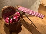 Rieten poppenwagen, strijkplankje, popje incl. toebehoren, Kinderen en Baby's, Speelgoed | Poppen, Ophalen, Gebruikt, Babypop
