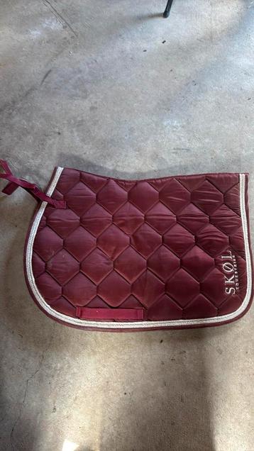 Bordeaux rood skol dekje beschikbaar voor biedingen