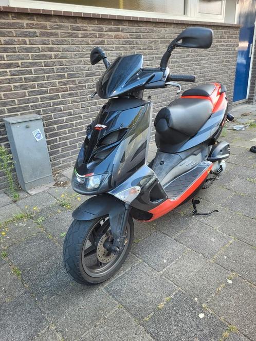 Aprilia sr 70cc piaggio DD H2o, Fietsen en Brommers, Scooters | Aprilia, Zo goed als nieuw, SR 50, Ophalen of Verzenden