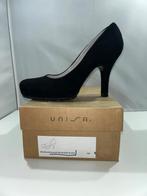 Unisa, maat 39 nieuwe klassieke zwart suède plateau pumps., Zwart, Nieuw, Ophalen of Verzenden, Schoenen met hoge hakken