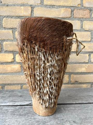 Vintage Trommel met dierenhuid beschikbaar voor biedingen
