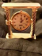 klein goud kleurig mooie staande reis klok, tafelklokje klok, Ophalen of Verzenden, Zo goed als nieuw, Wekker of Tafelklok