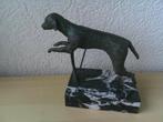 Bronzen beeld van een hond op zwart wit marmeren sokkel, Antiek en Kunst, Kunst | Beelden en Houtsnijwerken, Ophalen of Verzenden