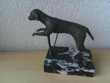 Bronzen beeld van een hond op zwart wit marmeren sokkel beschikbaar voor biedingen