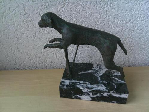 Bronzen beeld van een hond op zwart wit marmeren sokkel, Antiek en Kunst, Kunst | Beelden en Houtsnijwerken, Ophalen of Verzenden
