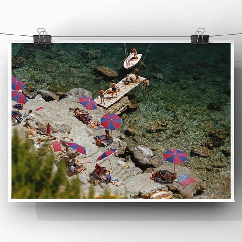 Te koop – Il Pellicano Beach (1973) door Slim Aarons, Huis en Inrichting, Woonaccessoires | Schilderijen, Tekeningen en Foto's