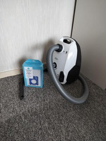 Handige AEG stofzuiger + 4 nieuwe stofzuigerzakken beschikbaar voor biedingen
