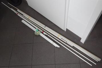 Groot aantal gebruikte gordijnroedes (diverse afmetingen). beschikbaar voor biedingen