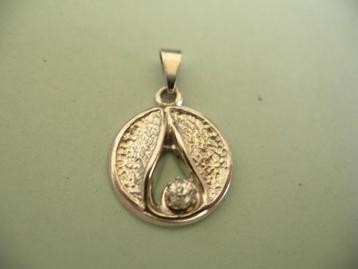 Een mooie Zilveren Hanger met 1 Zirkonia steentje beschikbaar voor biedingen