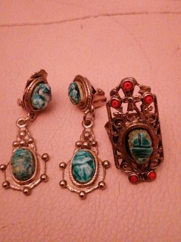 Vintage oorbellen en ring beschikbaar voor biedingen