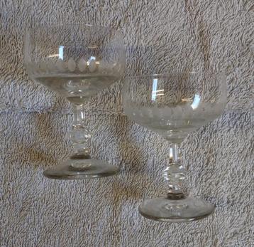 2 Vintage Durobor likeurglaasjes met geslepen versiering beschikbaar voor biedingen