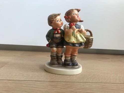 Goebel beeldje - Jongetje en meisje, Verzamelen, Beelden en Beeldjes, Zo goed als nieuw, Mens, Ophalen
