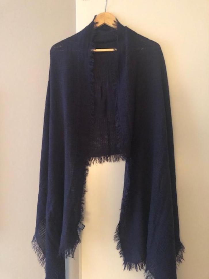 Leuke sjaal in de kleur donkerpaars. 65x200cm, Kleding | Dames, Mutsen, Sjaals en Handschoenen, Zo goed als nieuw, Sjaal, Maat 46/48 (XL) of groter