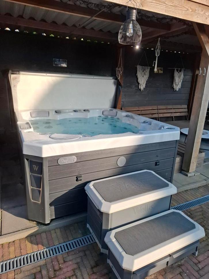 Luxe Jacuzzi te koop!, Tuin en Terras, Bubbelbaden en Hottubs, Zo goed als nieuw, Vast, Afdekzeil, Trap, Ophalen