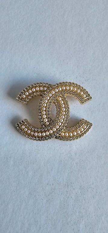 Vintage Broche met Parel en Strass beschikbaar voor biedingen