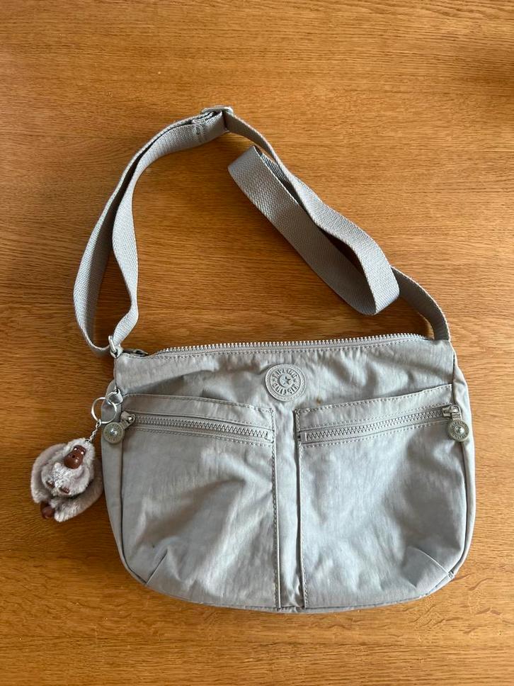 Kipling Schoudertas - Grijs, Sieraden, Tassen en Uiterlijk, Tassen | Schoudertassen, Zo goed als nieuw, Kipling, Grijs, Ophalen of Verzenden