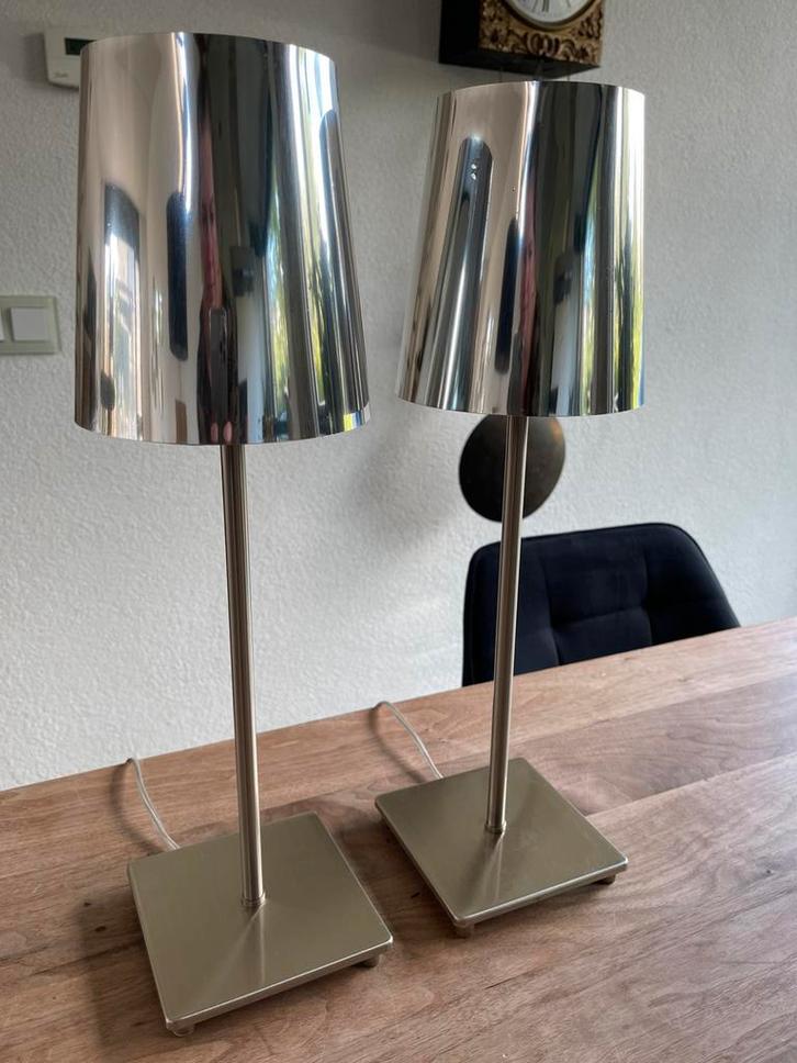 2 leuke Ikea tafellamjpes met zilveren kap, Huis en Inrichting, Lampen | Tafellampen, Gebruikt, Minder dan 50 cm, Metaal, Ophalen