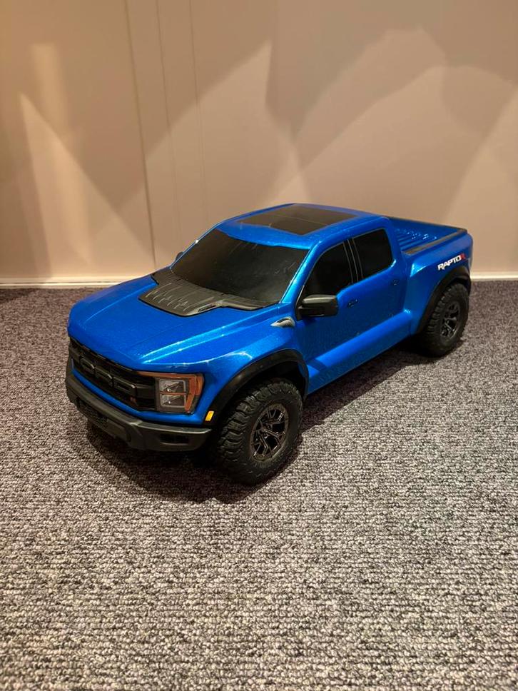 Traxxas ford raptor met blauwe en rode body., Hobby en Vrije tijd, Modelauto's | 1:24, Overige merken, Ophalen