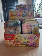 Pokémon Prismatic Evolutions Tin Display, Hobby en Vrije tijd, Verzamelkaartspellen | Pokémon, Ophalen of Verzenden, Nieuw, Overige typen