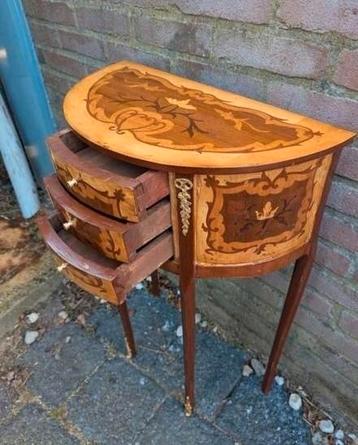 Halfronde tafel met brons .  beschikbaar voor biedingen