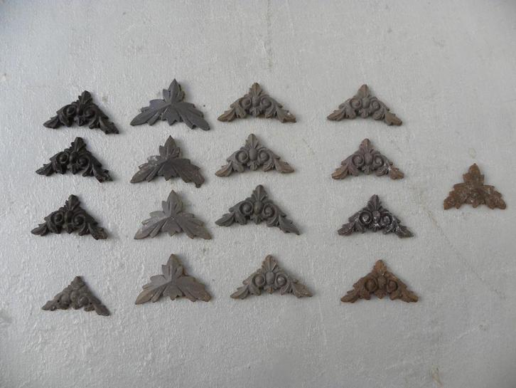 Hoekornamenten van kunsthars voor klokken, Antiek en Kunst, Antiek | Klokken, Ophalen of Verzenden